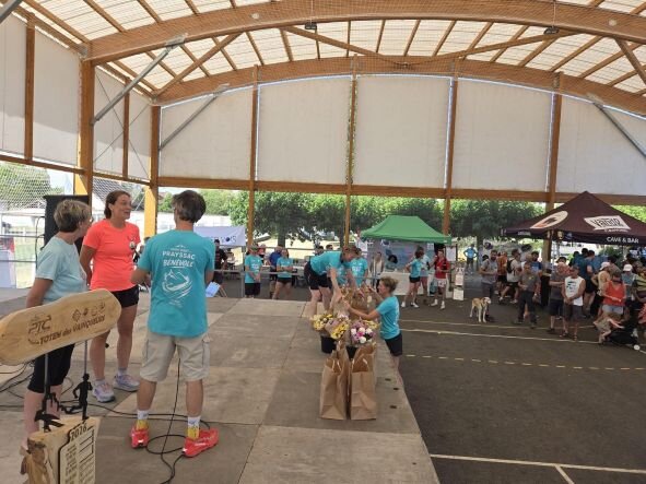 Podium 1 avec stand asso.jpg