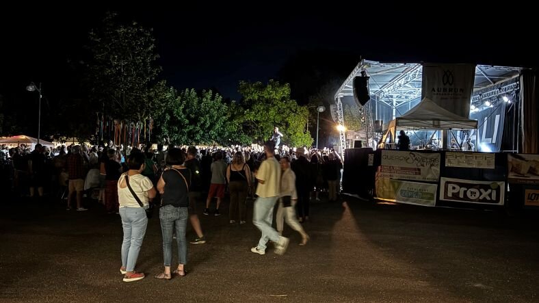Festicéou 7 Cali porté par la foule.jpg
