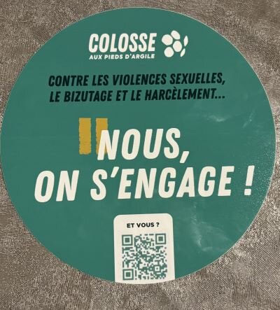 img Colosse adhésif nous on s'engage modifiée et réduite.jpg